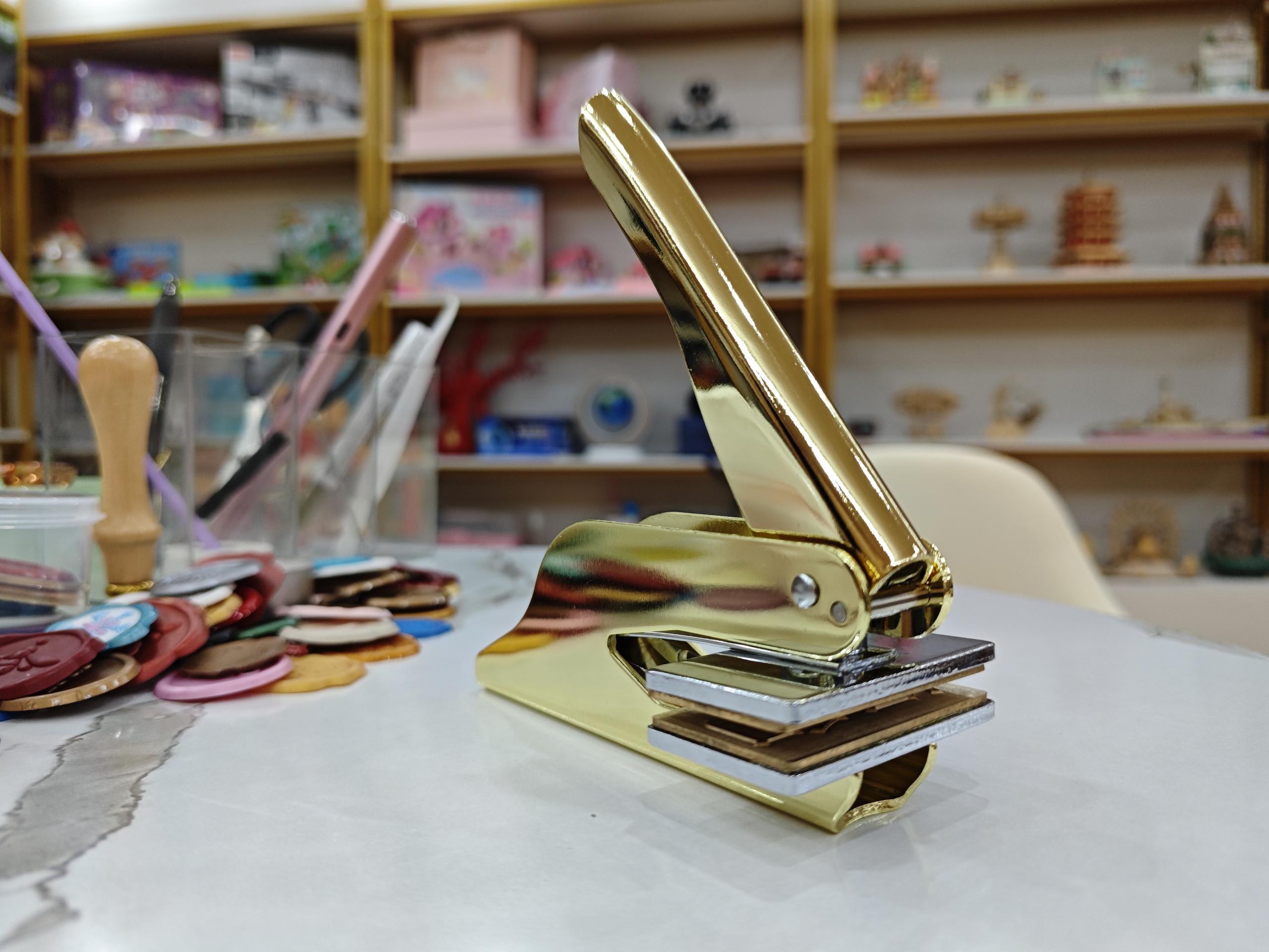 Индивидуальный штамп для тисне – обзор и цена Resin Art Logo